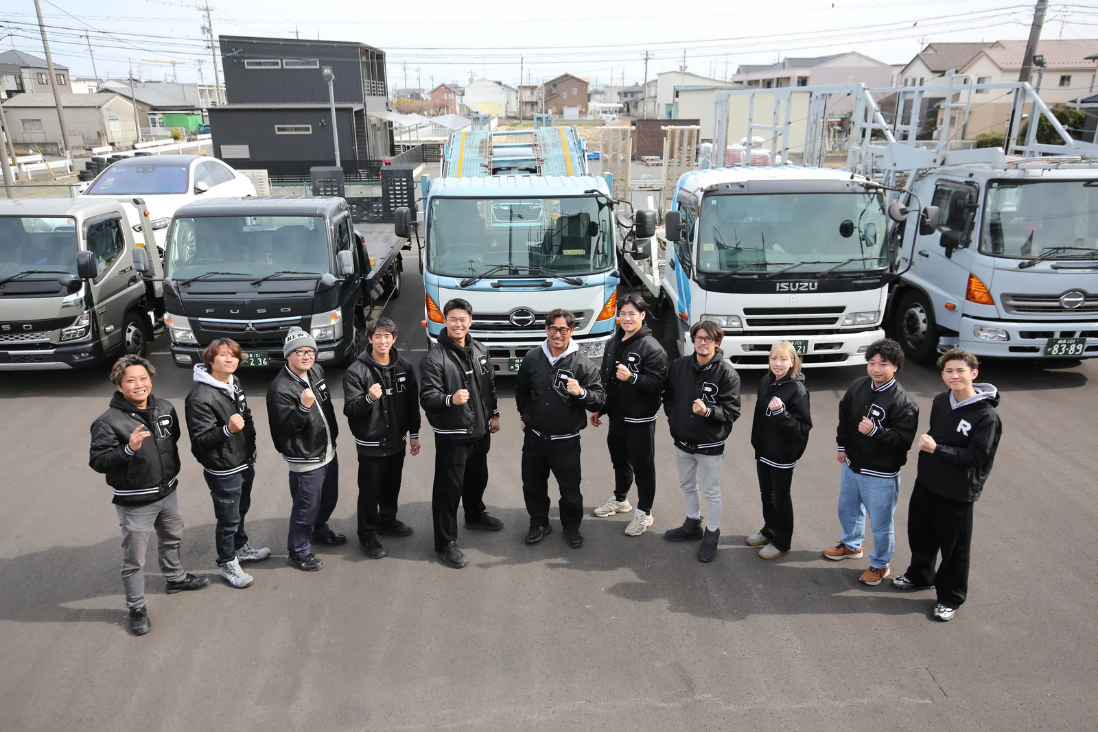 株式会社R.C.I.で働くスタッフと積載車