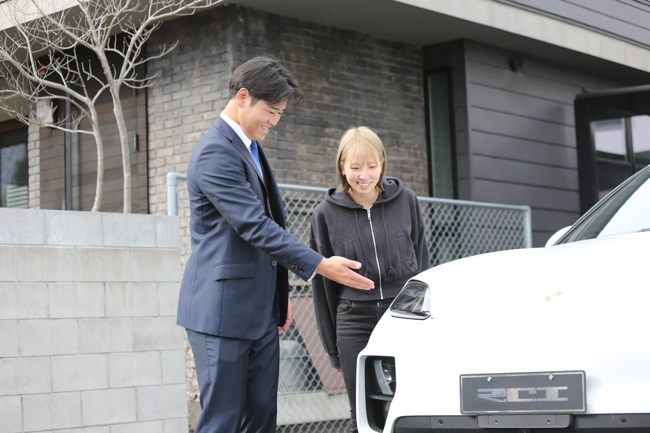 お客様に自動車サービスを提案する営業職の仕事